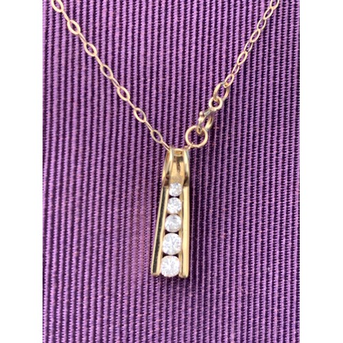 193 - A 9ct GOLD 5 STONE GRADUATED PENDANT ON 9ct GOLD CHAIN 1.3G