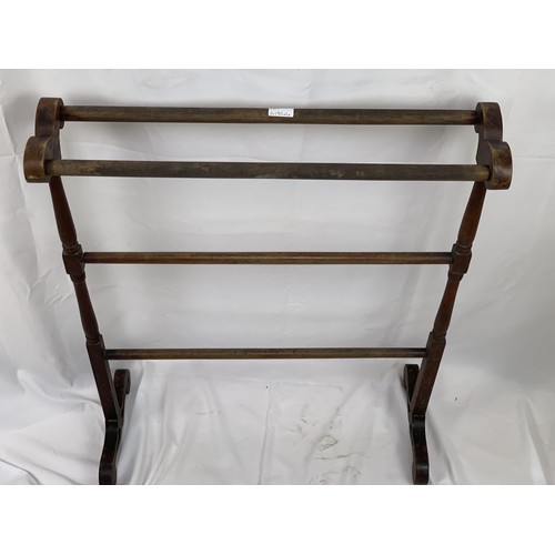 208 - A VICTORIAN SINGLE STEM TOWEL RAIL