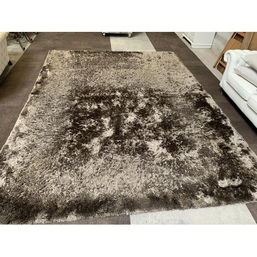 240 - A DESIGNERS GUILD MANARI DOVE RUG MEASURING APPROXIMATELY 400 x 600 CMS