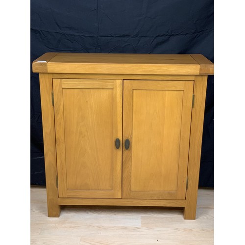 293 - A NEAT SIZED OAK 2 DOOR SIDEBOARD 33 1/2 x 13 x 33 1/2