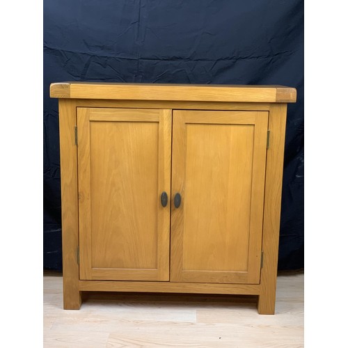 293 - A NEAT SIZED OAK 2 DOOR SIDEBOARD 33 1/2 x 13 x 33 1/2