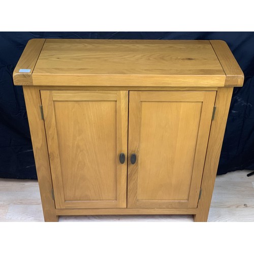 293 - A NEAT SIZED OAK 2 DOOR SIDEBOARD 33 1/2 x 13 x 33 1/2