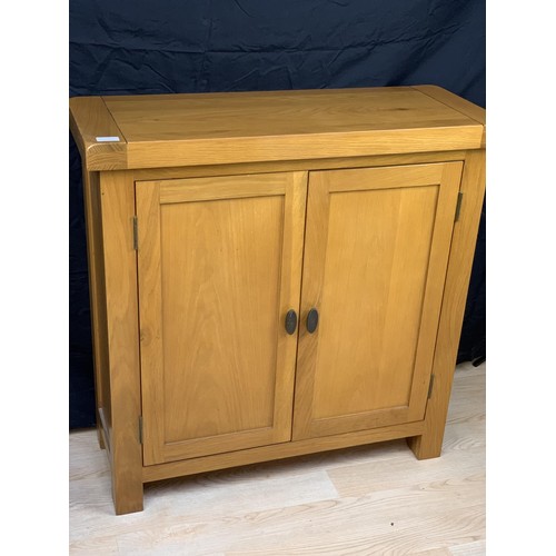 293 - A NEAT SIZED OAK 2 DOOR SIDEBOARD 33 1/2 x 13 x 33 1/2