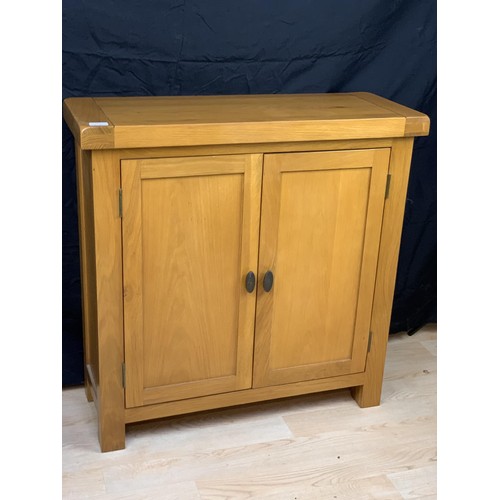 293 - A NEAT SIZED OAK 2 DOOR SIDEBOARD 33 1/2 x 13 x 33 1/2