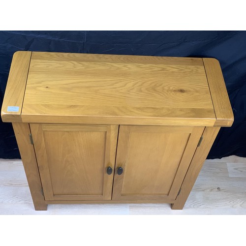 293 - A NEAT SIZED OAK 2 DOOR SIDEBOARD 33 1/2 x 13 x 33 1/2