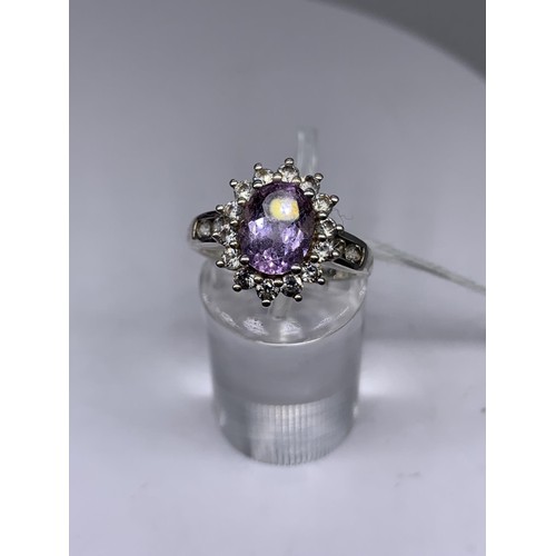 431 - A SILVER & AMETHYST GEM SET RING