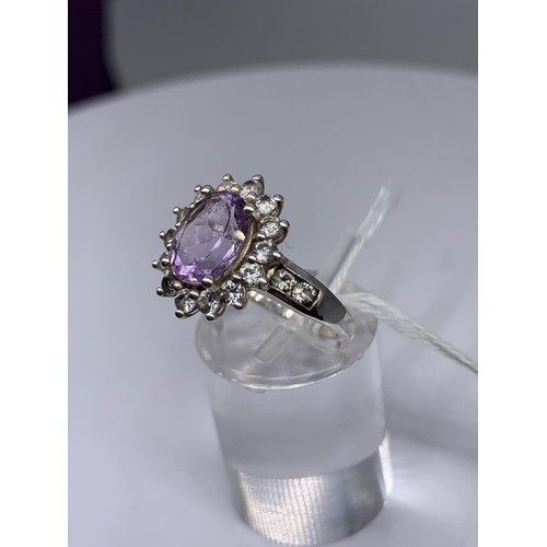 431 - A SILVER & AMETHYST GEM SET RING