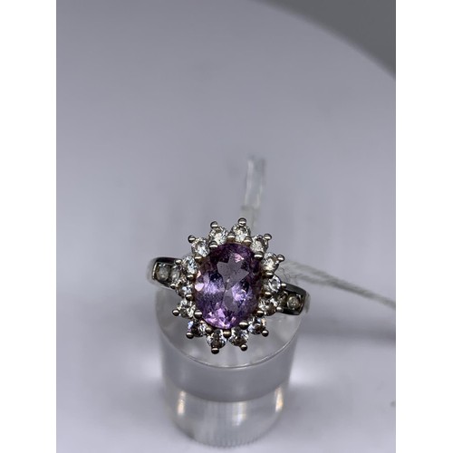 431 - A SILVER & AMETHYST GEM SET RING