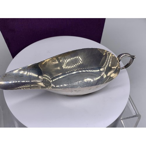 430 - A BIRHINGHAM SILVER GRAVEY BOAT (64.4GRAMS)