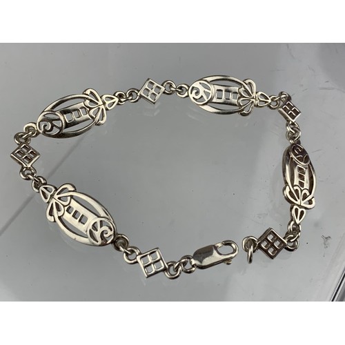 430A - A McINTOSH STYLE SILVER BRACELET