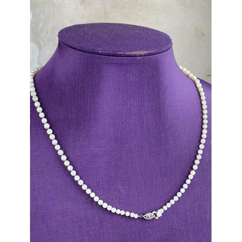 199 - A 14ct WHITE GOLD CLASP CULTURED PEARL