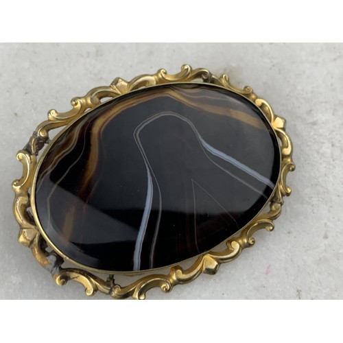 213 - A LARGE OVAL GILT AGATE  BROOCH