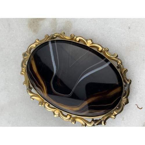 213 - A LARGE OVAL GILT AGATE  BROOCH