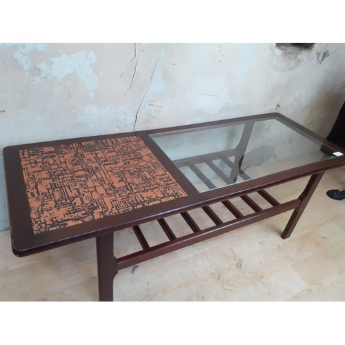 143 - A GLASS AND COPPER TOPPED RETRO COFFEE TABLE WITH MAGAZINE RACK BELOW