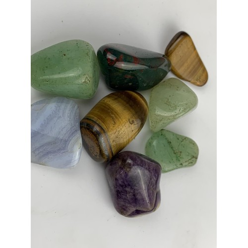 255 - A STUNNING LOT OF JADE, TIGERS EYE & OTHER STONES