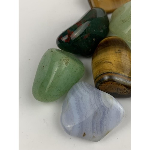 255 - A STUNNING LOT OF JADE, TIGERS EYE & OTHER STONES