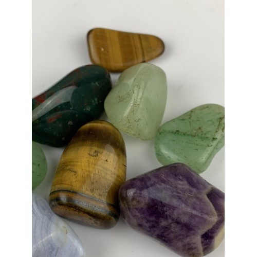 255 - A STUNNING LOT OF JADE, TIGERS EYE & OTHER STONES