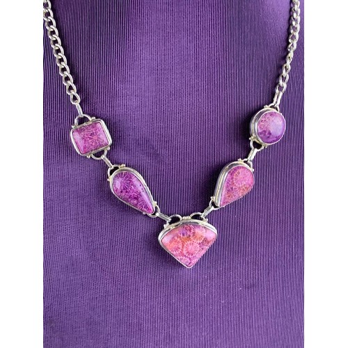 267 - A SILVER PINK PURPLE & MAUVE STONE ON A SILVER CHAIN