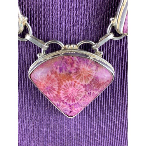 267 - A SILVER PINK PURPLE & MAUVE STONE ON A SILVER CHAIN