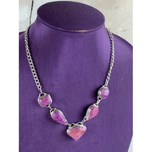 267 - A SILVER PINK PURPLE & MAUVE STONE ON A SILVER CHAIN