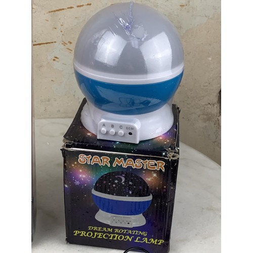 191 - A STAR MASTER NIGHT LIGHT (NEW) & INCREDIBLES 2 DOLL