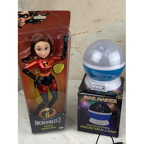 191 - A STAR MASTER NIGHT LIGHT (NEW) & INCREDIBLES 2 DOLL