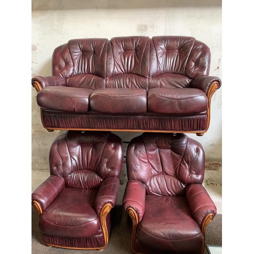 193 - 3,1,1 BURGANDY SUITE WITH WOODEN TRIM