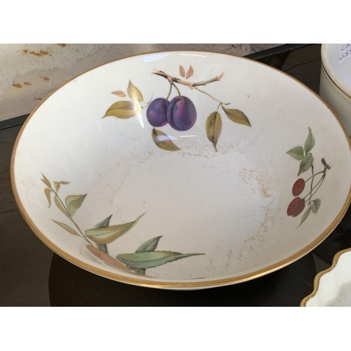 21 - ROYAL WORCESTER EVESHAM 3 PIECE LOT