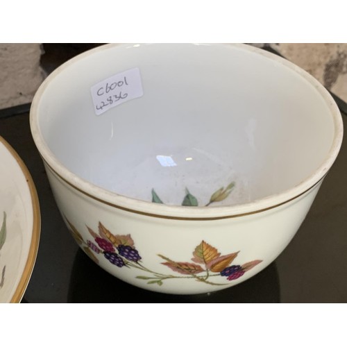 21 - ROYAL WORCESTER EVESHAM 3 PIECE LOT