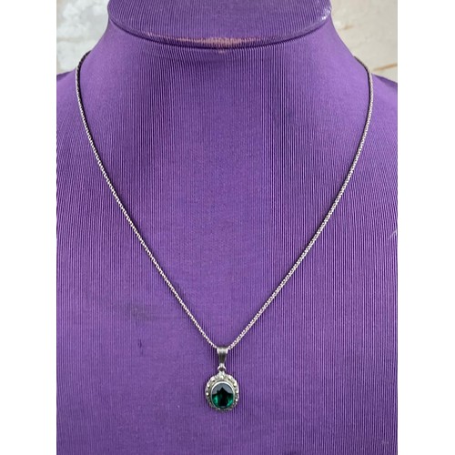 291 - A SILVER MARCASITE AND GREEN STONE PENDANT ON A LONG SILVER ROPE CHAIN