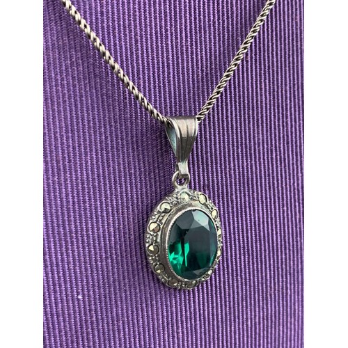 291 - A SILVER MARCASITE AND GREEN STONE PENDANT ON A LONG SILVER ROPE CHAIN