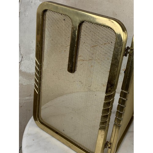 301 - A SMALL HEAVY BRASS TRIPPLE FIRE GUARD 23 x 15