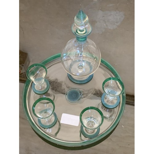 333 - A GLASS TRAY DECANTER AND 4 GLASS