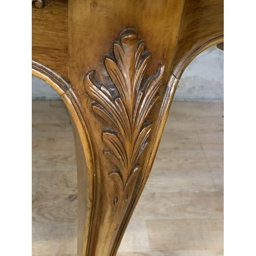 335 - A BEAUTIFULLY CARVED WALNUT CENTRE TABLE WITH 2 EXTRA LEAFS IN DRAWLEAF FORM