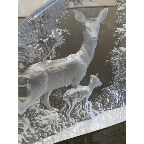 376 - AN ETCHED GLASS DEER AND FAWN 7X6