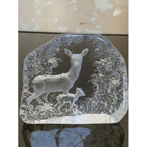 376 - AN ETCHED GLASS DEER AND FAWN 7X6