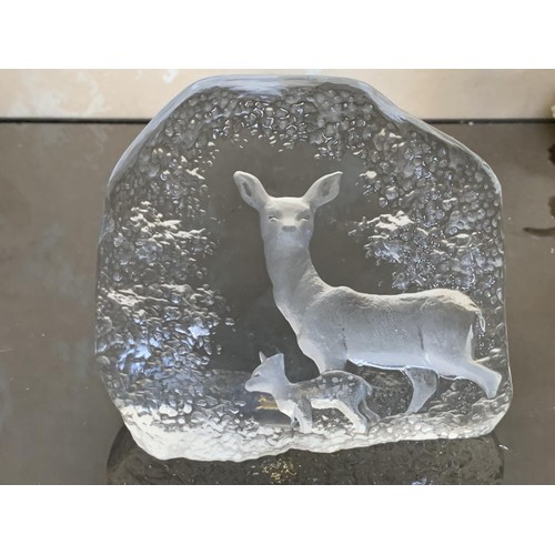 376 - AN ETCHED GLASS DEER AND FAWN 7X6