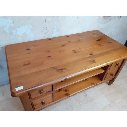 395 - A PINE 4 DRAWER COFFEE TABLE (DRAWERS DOUBLE SIDED)