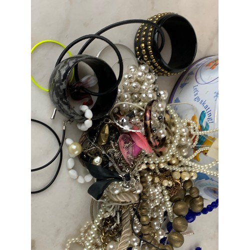 91 - A LARGE LOT OF ASSORTED COSTUME JEWELLERY