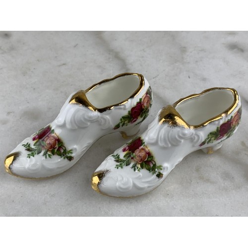 431 - A PASIT OF OLD COUNTRY ROSE SHOES BY ROYAL ALBERT