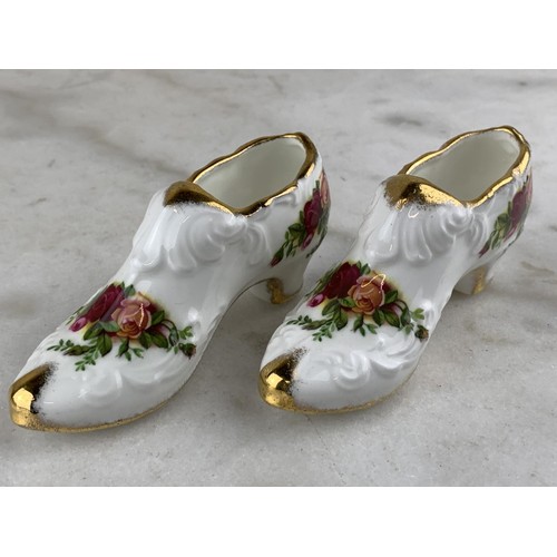 431 - A PASIT OF OLD COUNTRY ROSE SHOES BY ROYAL ALBERT