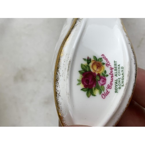 431 - A PASIT OF OLD COUNTRY ROSE SHOES BY ROYAL ALBERT