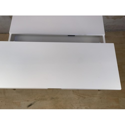 160 - A WHITE HIGH GLOSS COFFEE TABLE WITH METAMORPHIC STORAGE 36x18x26