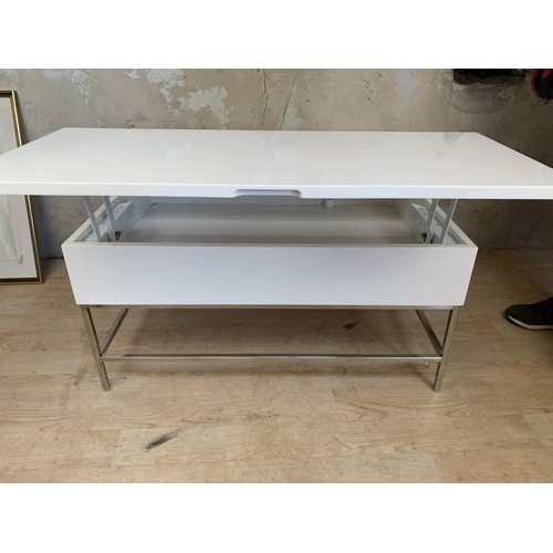 160 - A WHITE HIGH GLOSS COFFEE TABLE WITH METAMORPHIC STORAGE 36x18x26