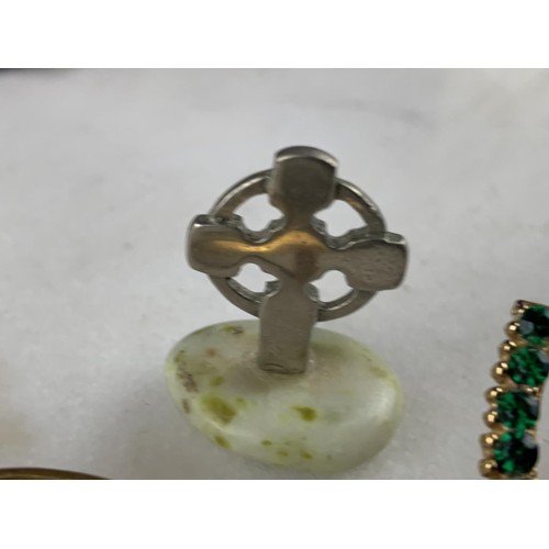 443 - 2 HORSE SHOE & SHAMROCK BROOCH,A HORSE SHOE PENDANT ,A SILVER CELTIC CROSS ON MARBLE STAND AND A SIL... 