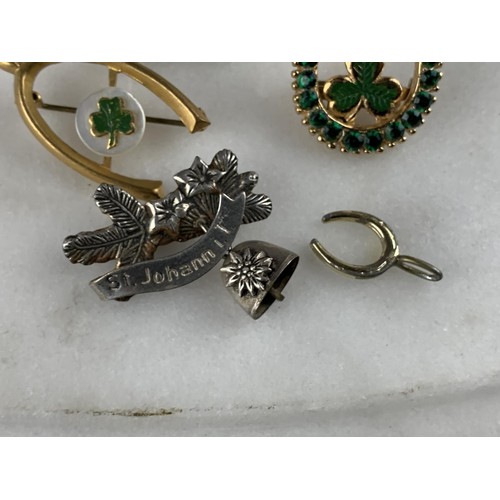 443 - 2 HORSE SHOE & SHAMROCK BROOCH,A HORSE SHOE PENDANT ,A SILVER CELTIC CROSS ON MARBLE STAND AND A SIL... 