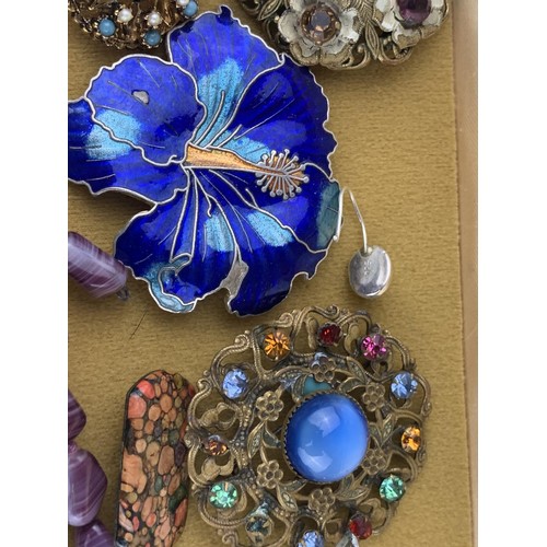 466 - A BOX OF MIXED JEWELLERY AND COLLEACTABLE BROOCHES