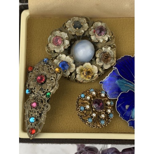 466 - A BOX OF MIXED JEWELLERY AND COLLEACTABLE BROOCHES