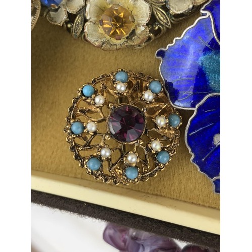 466 - A BOX OF MIXED JEWELLERY AND COLLEACTABLE BROOCHES