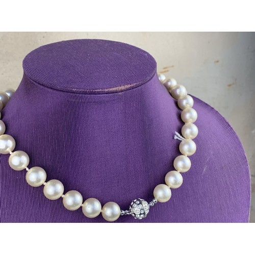 468 - A FAUX PEARL NECKLACE WITH CRYSTAL SET CATCH